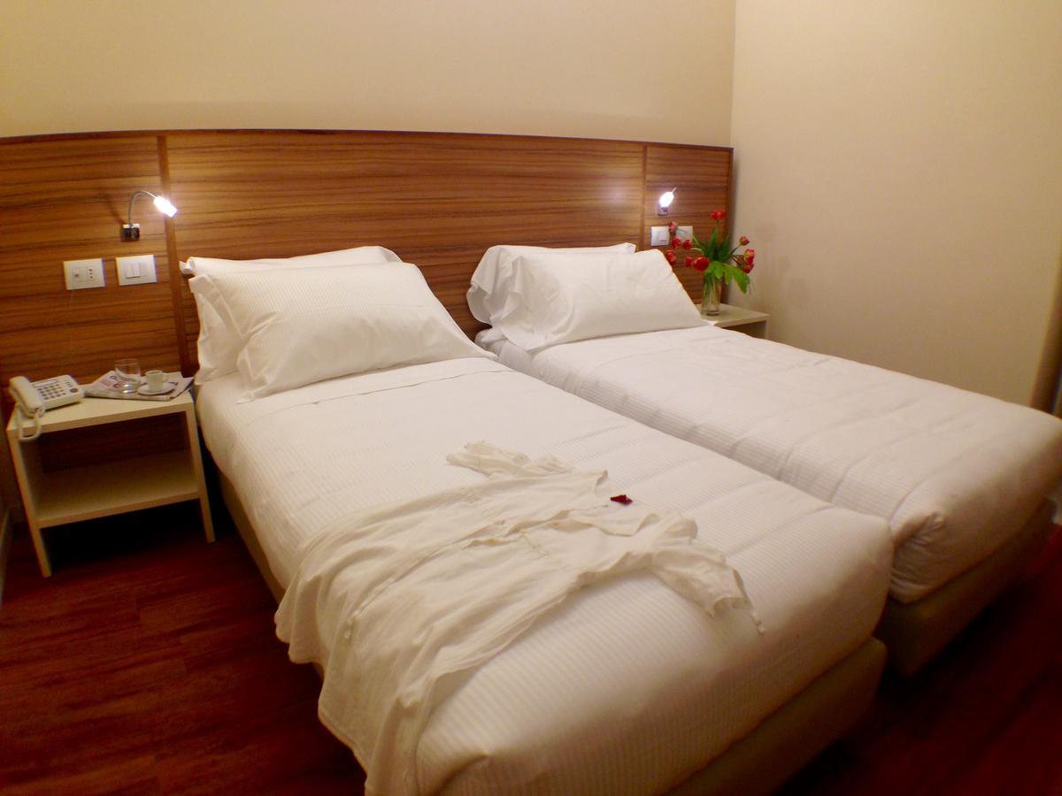 Hotel Forum Baranzate Esterno foto