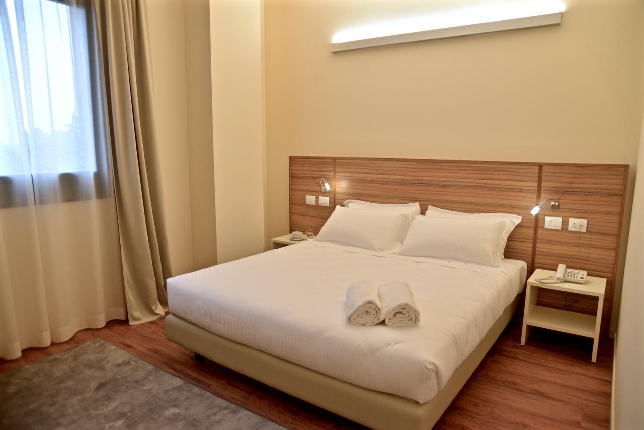 Hotel Forum Baranzate Esterno foto