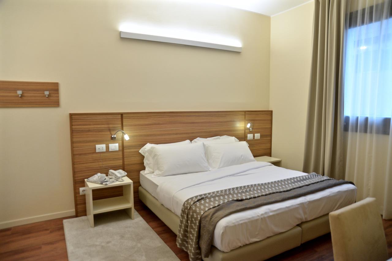 Hotel Forum Baranzate Esterno foto