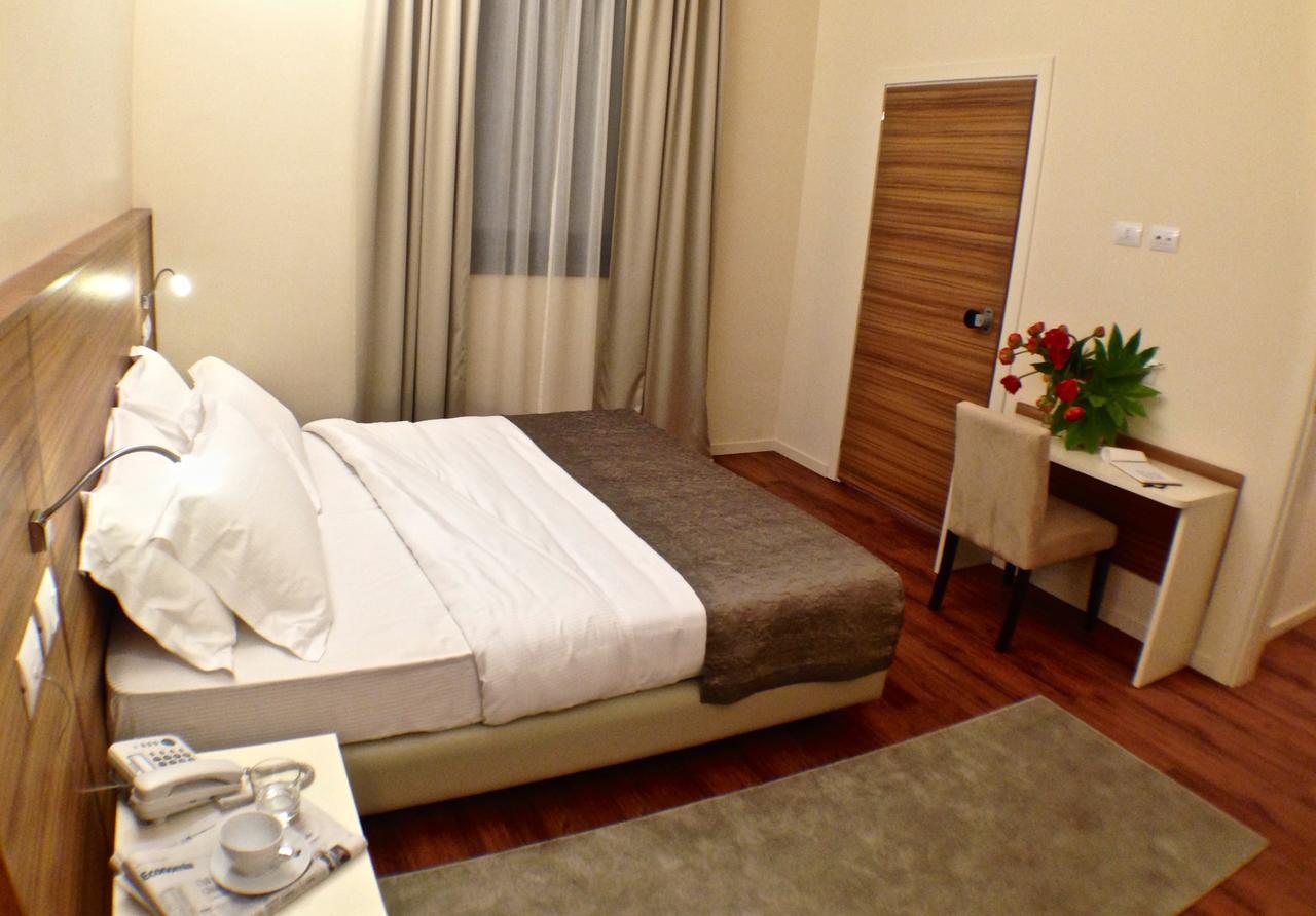 Hotel Forum Baranzate Esterno foto