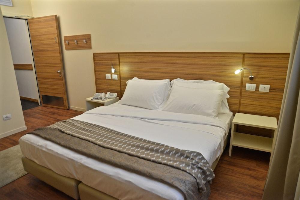 Hotel Forum Baranzate Esterno foto