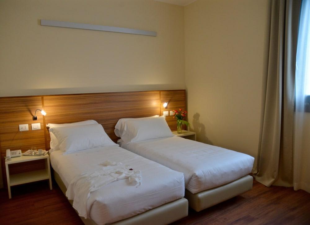 Hotel Forum Baranzate Esterno foto